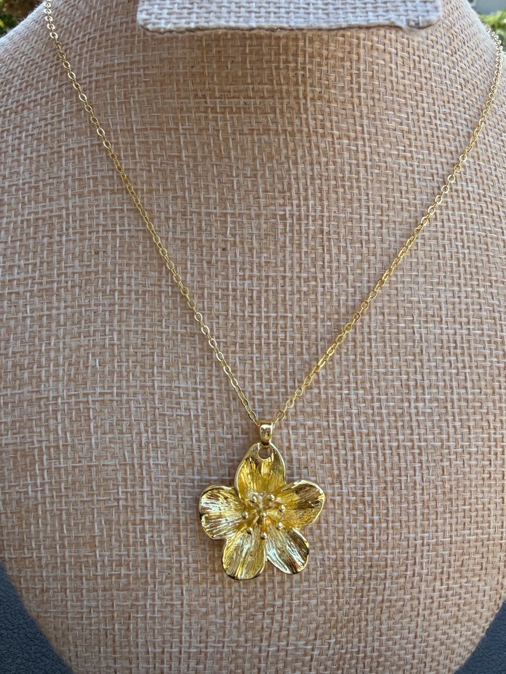 New Gold Flower Pendant Necklace - Women's Fashion Jewelry